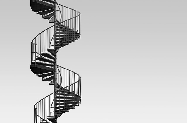 točité schodiště připomíná DNA